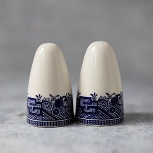Set of 2 VTG Churchill England Blue Willow Salt Pepper Shakers W/Stoppers 3"